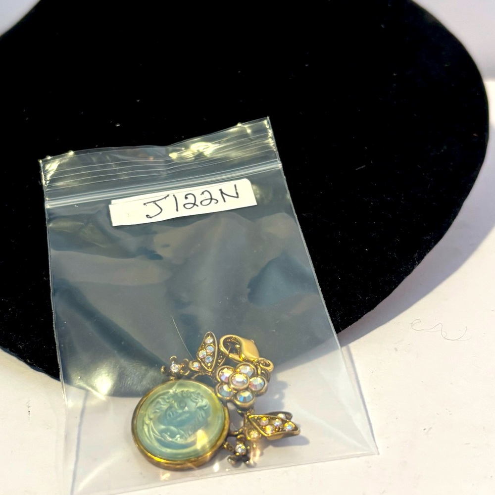 VTG Kirk’s Folly Pendant Dream Angel Cameo w/ AB Iridescent Crystal Butterflies - Picture 10 of 10